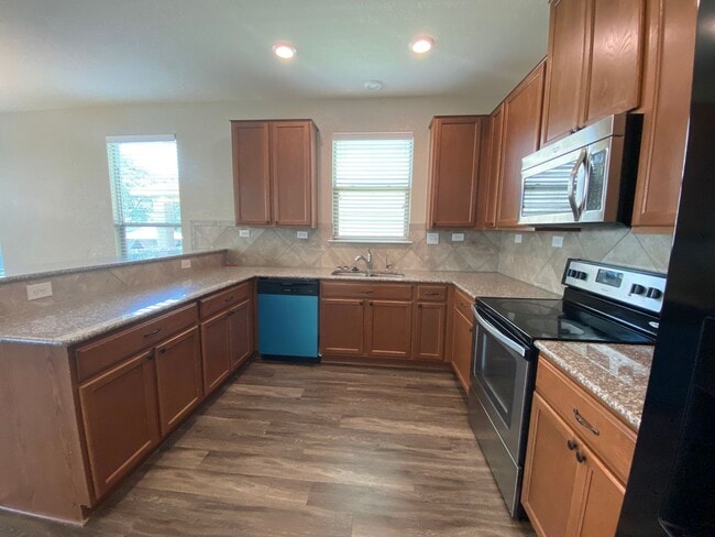 Building Photo - 3 Bed/2.5 Bathroom~ Multiple Living Spaces...