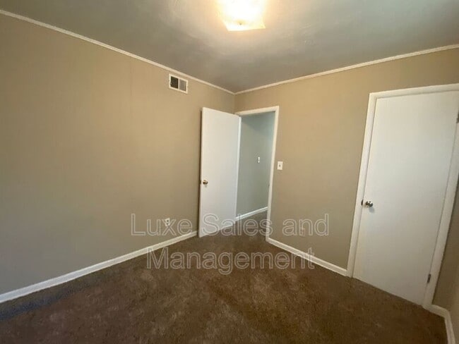 Building Photo - 406 W Douglas Dr