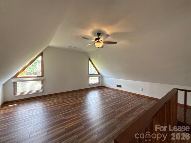 Building Photo - 110 Aqua Dr