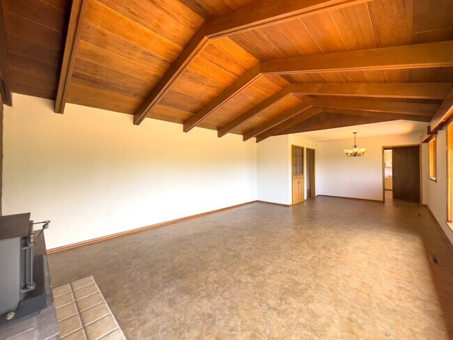 Building Photo - Charming 2 Bed / 2 Bath Home on 1.05 Acres...