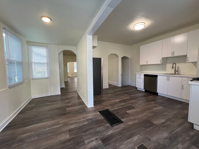 Building Photo - Updated 2BR Townhome with office & parking spot!