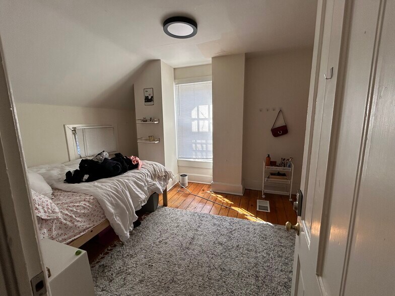 Building Photo - 1906 Orrington Ave