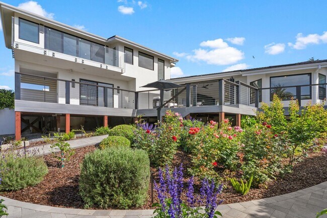 Building Photo - 7982 Roseland Dr
