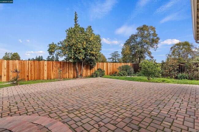 Building Photo - 2111 Shasta Dr