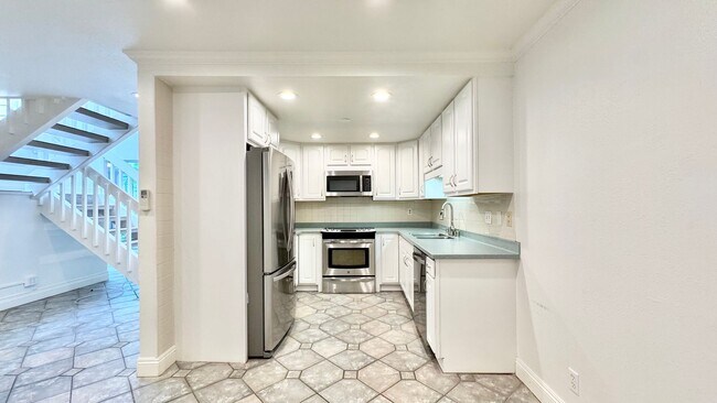 Building Photo - Available NOW - 4 BED, 2.5 BATH w/ 2 PARKING in Haiku Gardens (Kaneohe)