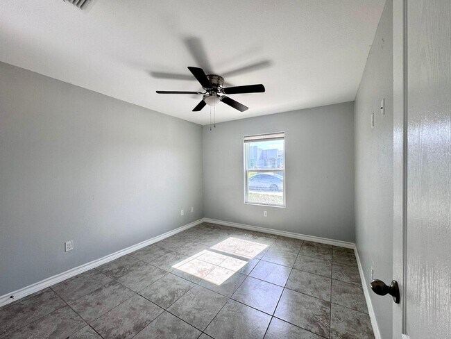 Building Photo - 515 Graneros Ave