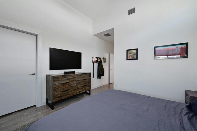 Building Photo - 801 N Bluff Dr