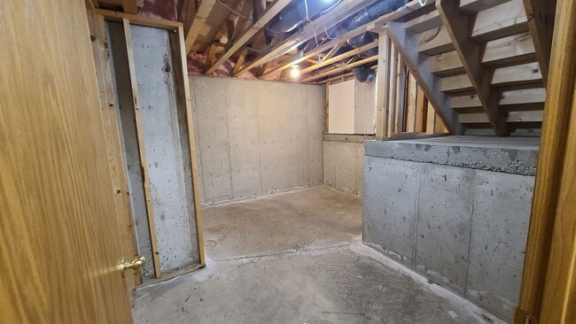 Building Photo - 5 Bedroom, 3 Bath - Triple Garage - Fenced yard Home