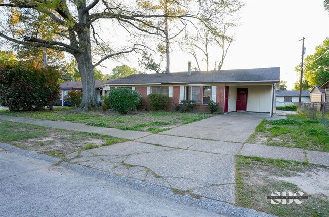 Building Photo - BIG HOME IN GARDEN VALLEY AREA OF SHREVEPORT