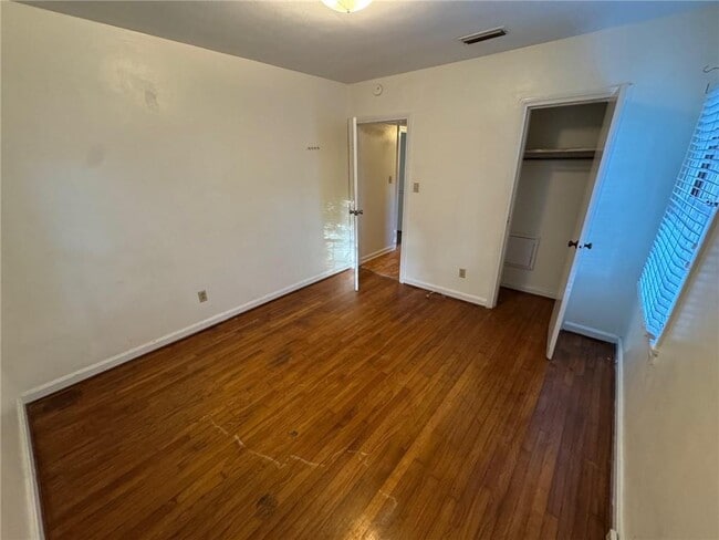 Building Photo - 35 E Chadwick Dr