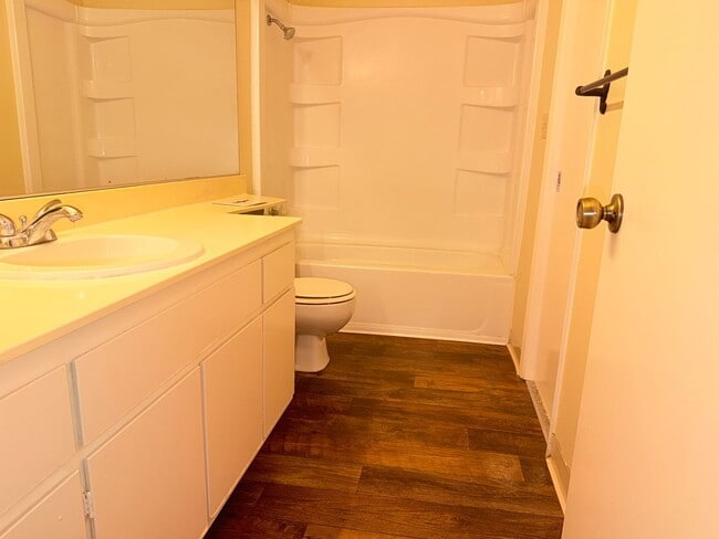 Building Photo - 2 bedroom 1.5 bath 2 story townhome