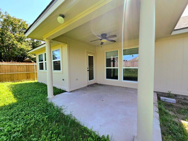 Building Photo - AVAILABLE NOW! - $500 OFF FIRST MONTH