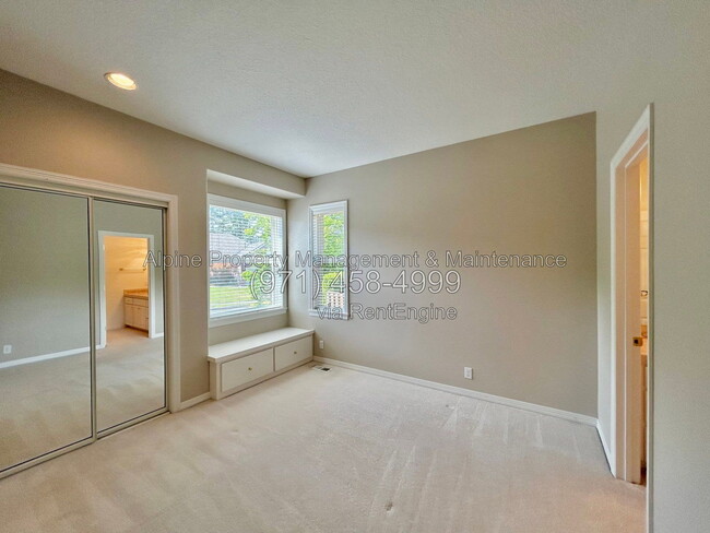 Building Photo - 820 NW Pebble Beach Way
