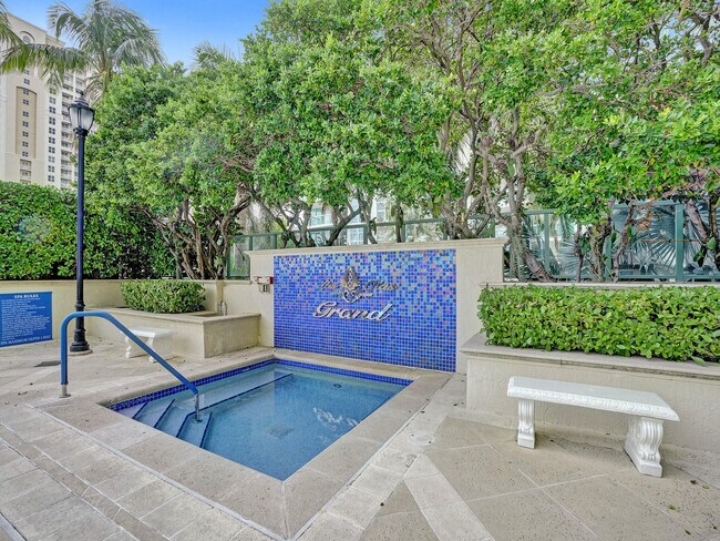 Building Photo - 411 N New River Dr E