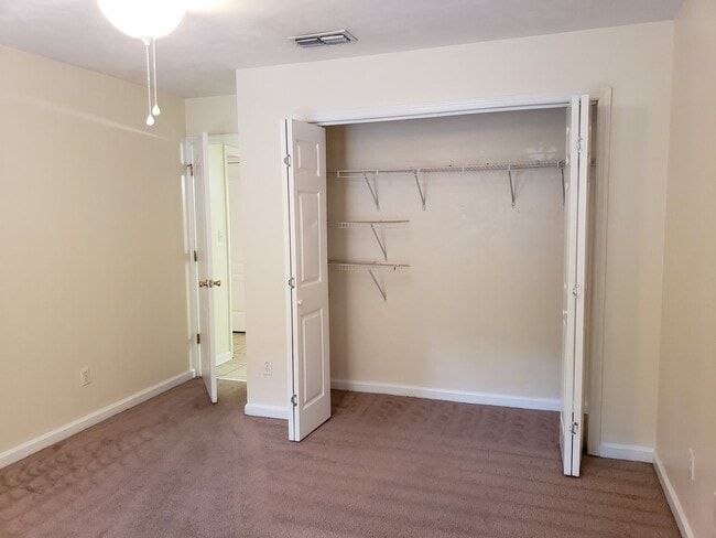 Building Photo - Large 4 bedroom town home with ceramic tile for rent right away for $1650