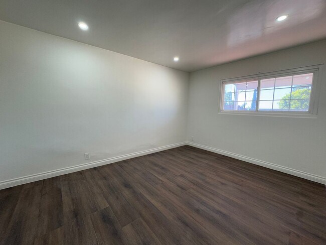 Building Photo - Large Open Layout Nestled in a Quiet Neighborhood with Stunning Mountain Views