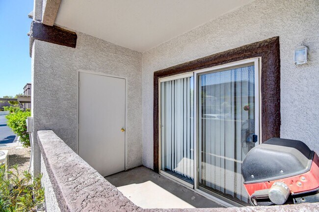 Building Photo - Beautiful Must See Condo!