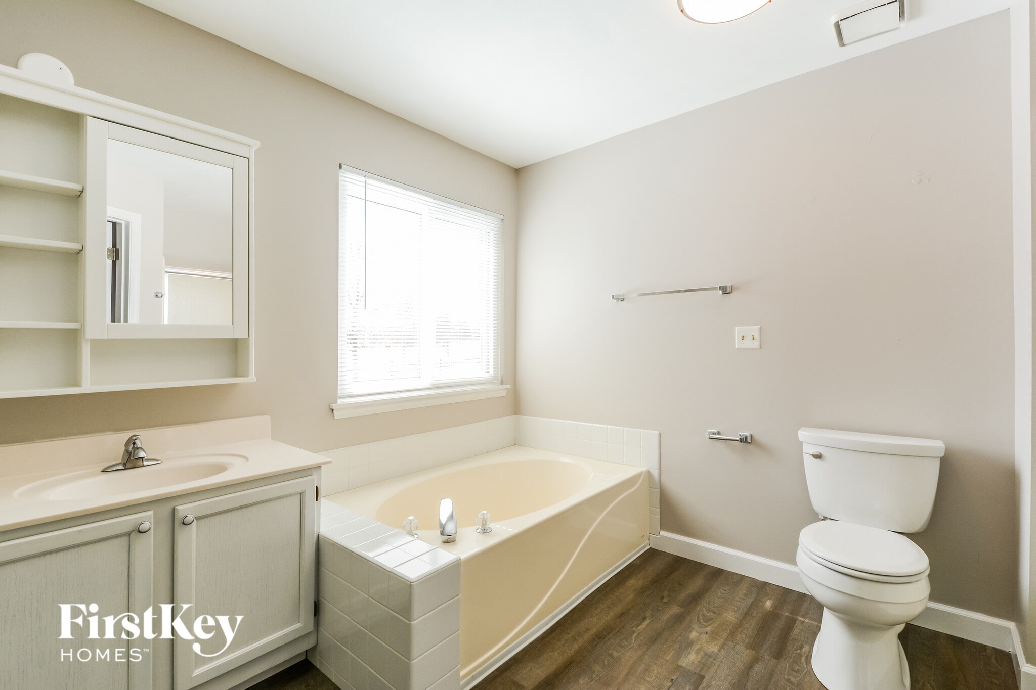 Building Photo - 2800 Wilshire Valley Dr