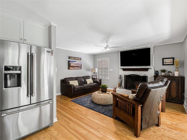 Building Photo - 6265 Lakeview Dr