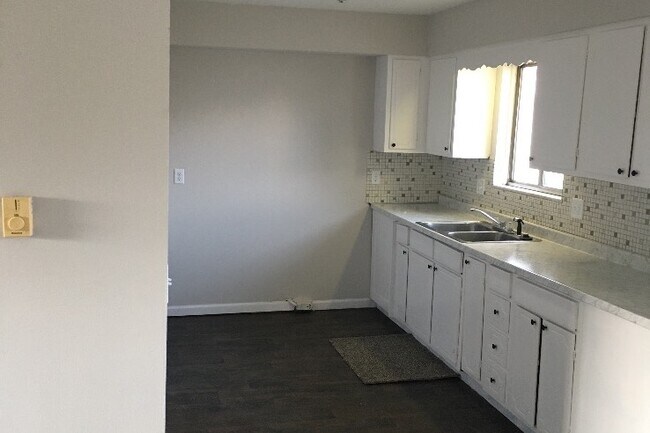 Building Photo - 2480 Walcutt Rd