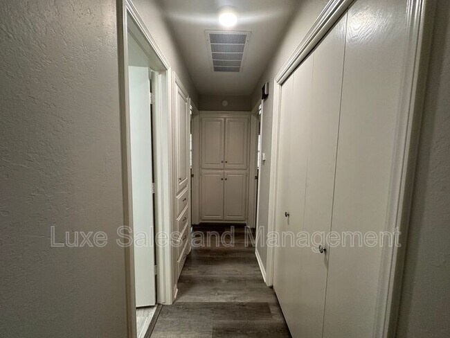 Building Photo - 6102 N Ross Ave