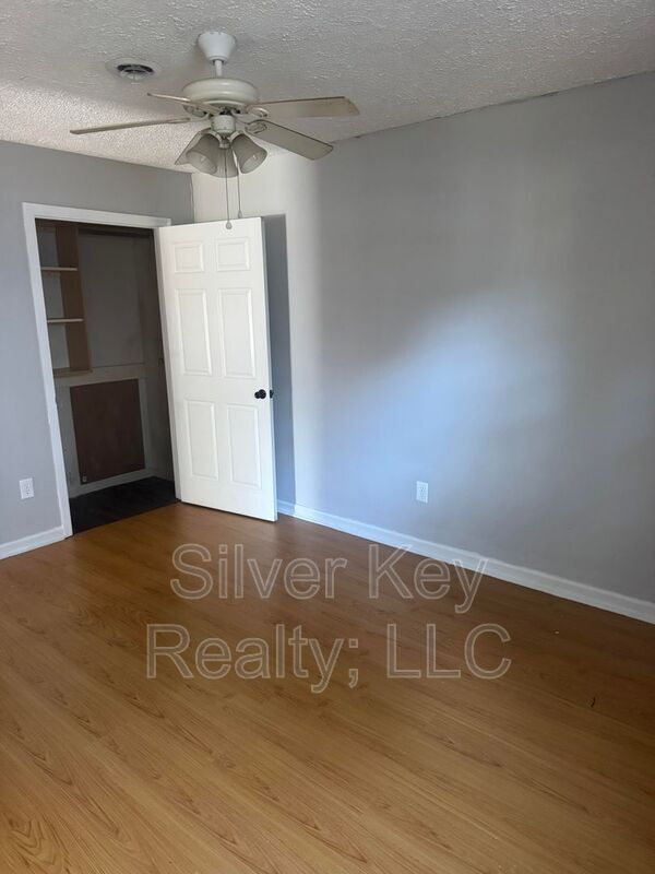Building Photo - 702 Eastanallee Ave