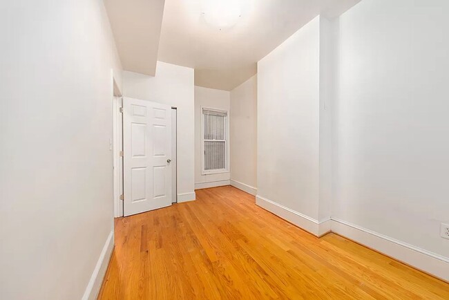 Building Photo - Charming 2br/1ba Near U St/Shaw with Parking!