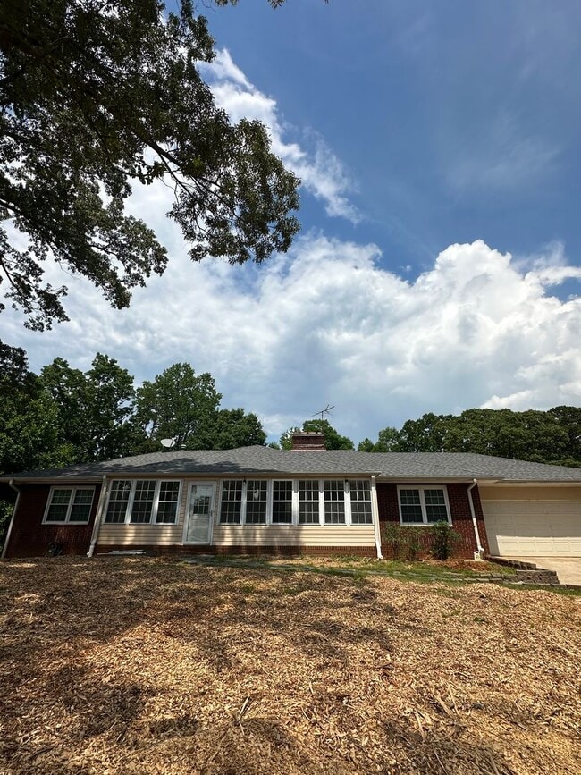 Building Photo - 3 Bedroom Ranch in Gainesville!
