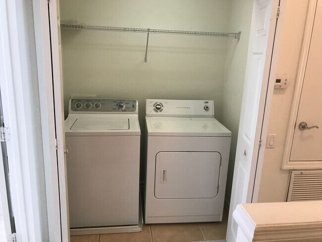 Building Photo - Beautiful 2 bed 2 bath Townhome in Gated Community