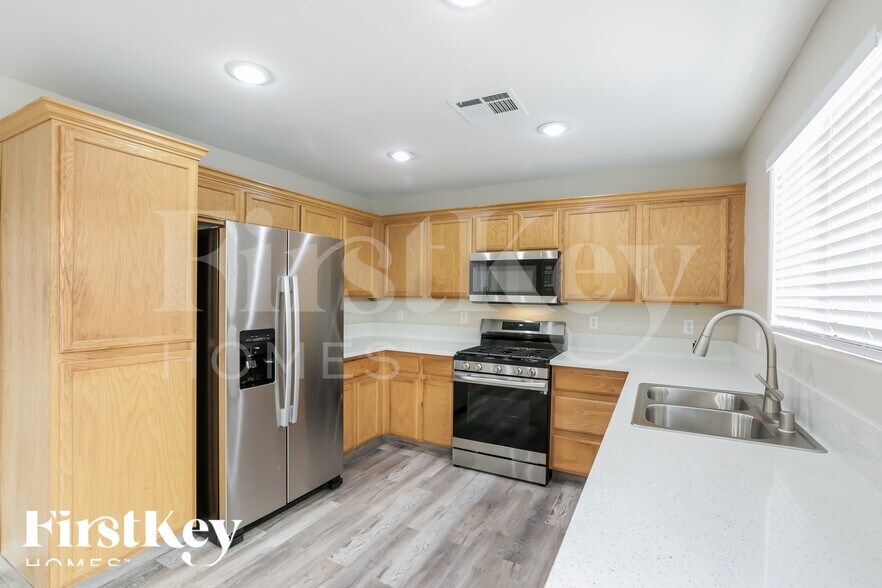 Building Photo - 5681 Woods Crossing St