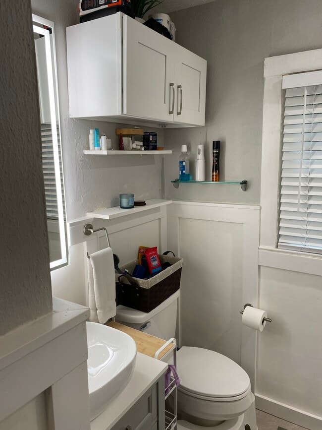 Building Photo - 1324 Central St