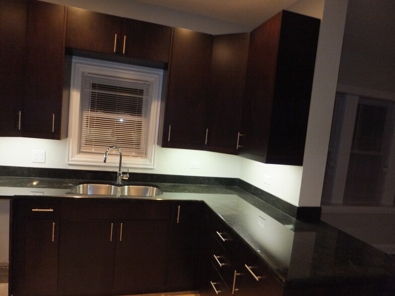 Building Photo - 5011 N Troy St