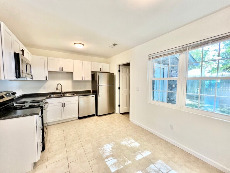 Kitchen/Dining - 272 Fleming Rd