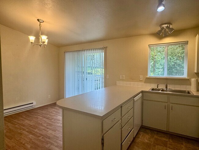 Building Photo - Silverdale - Chico Way neighborhood 3 bedroom duplex now available