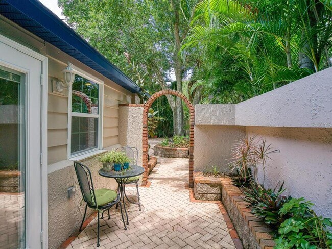 Building Photo - 1127 S Osprey Ave