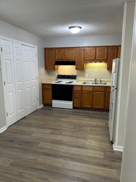 Building Photo - Main Street Villa