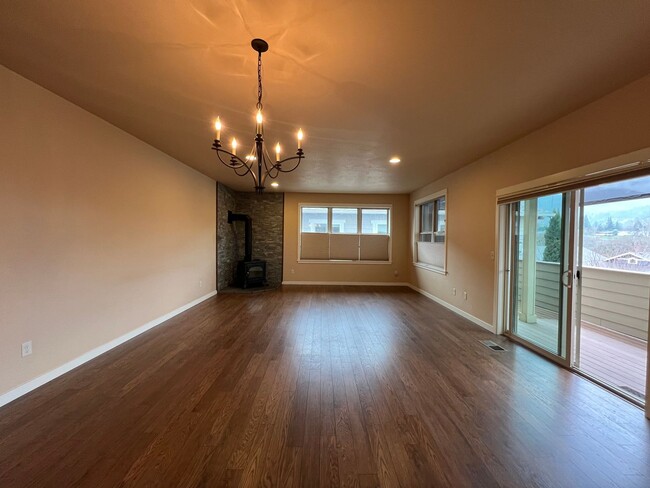 Building Photo - Custom view home in Central Ashland locati...