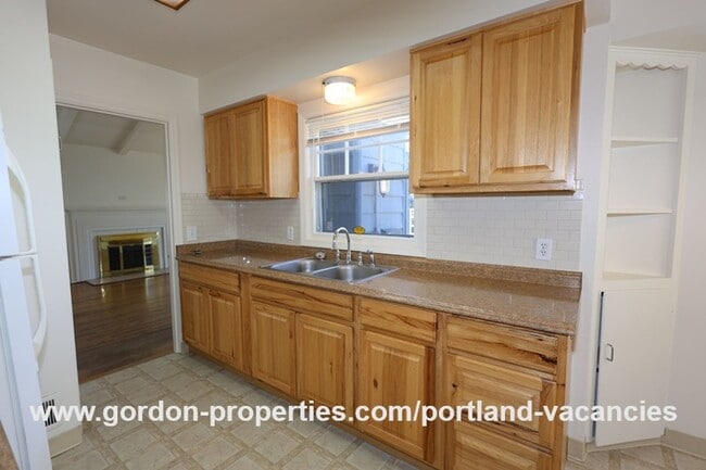 Building Photo - SE 57th Ave - 5 bedroom home with fireplac...