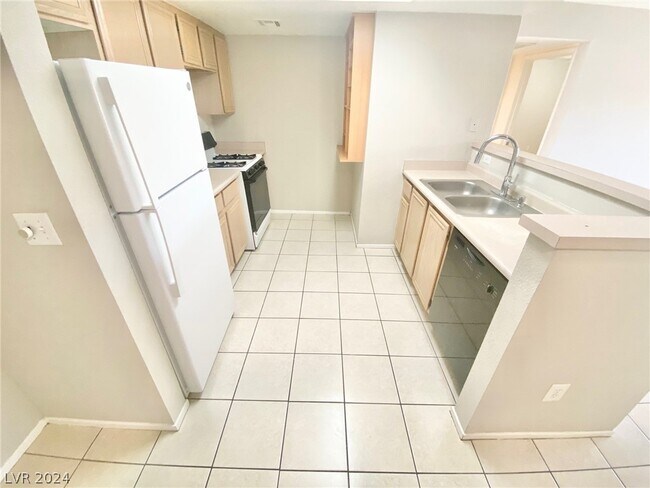 Building Photo - 8070 W Russell Rd