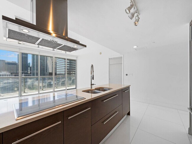 Building Photo - 495 Brickell Ave
