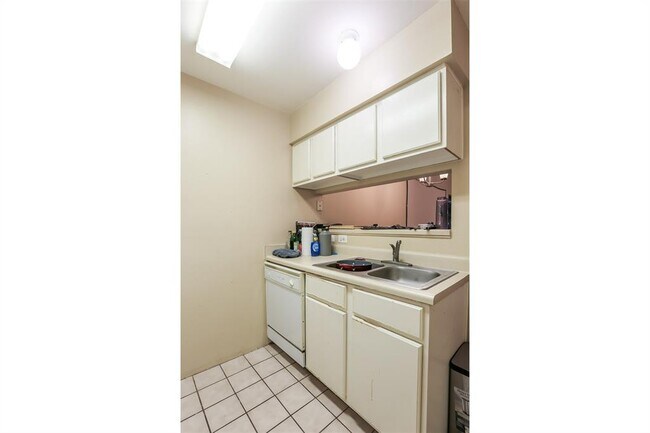 Building Photo - 501 W 26th St