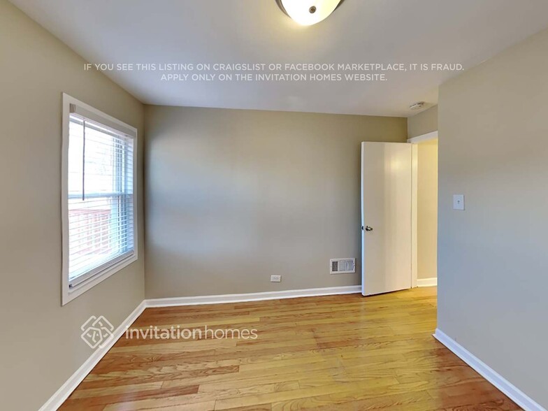 Building Photo - 6844 W Dickens Ave