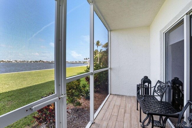 Building Photo - 1516 S Lakeside Dr