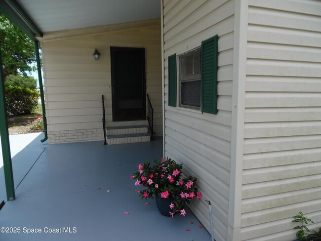 Building Photo - 327 Macadamia Dr