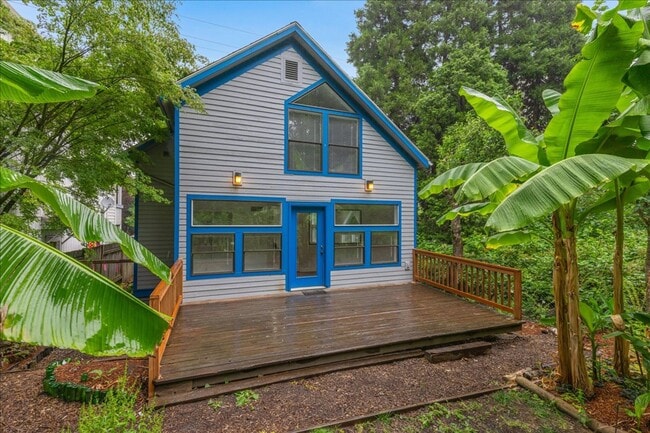 Building Photo - Newly Renovated + Sunny & Bright, 2 Bedroo...