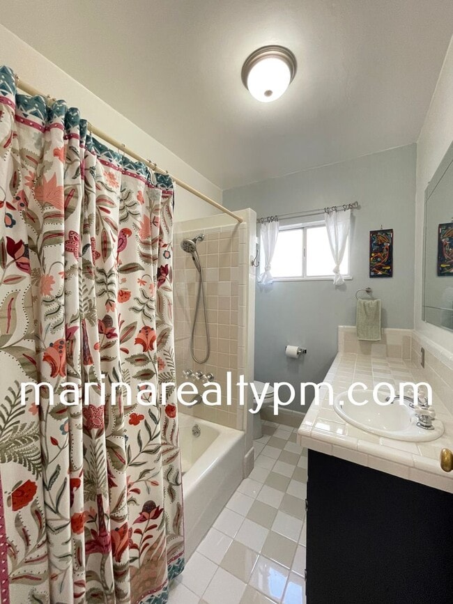 Building Photo - Welcome to this stunning 3 Bedroom 2 Bath Single Family Home in the charming town of Crockett, CA