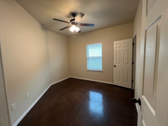 Building Photo - 3/2 Duplex in New Braunfels, TX