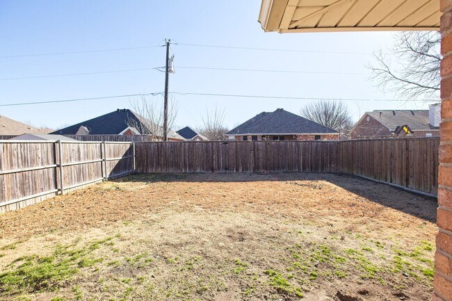 Building Photo - Duplex for lease with private backyard