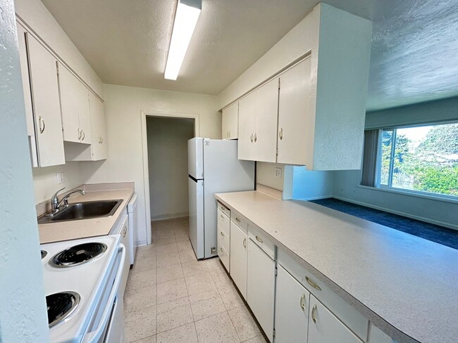 Building Photo - NO APPLICATION FEE AND FREE FIRST MONTHS RENT!! Cozy 2 Bed, 1 Bath Apartment Near Downtown Albany...