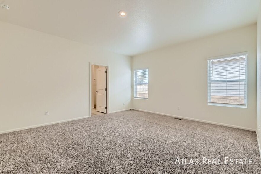 Building Photo - 987 Cascade Falls St